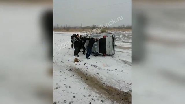 Лэнд Крузер съехал с дороги и перевернулся на бок смотреть онлайн