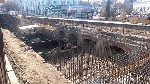 1013, 10.04.2021, город Орёл, реконструкция Красного моста, взгляд из-за забора, ремонт, раскопки, смотреть онлайн