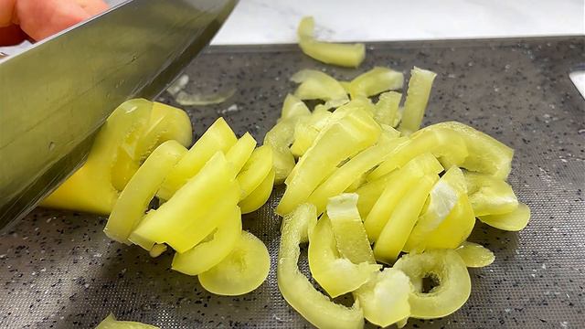 Вкусный Ужин На Скорую Руку Для Всей Семьи! Тушеные Куриные Бедра На Сковороде С Овощами! смотреть онлайн