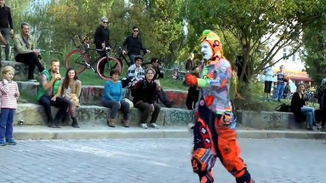 Уличный Клоун Отжигает по полной/Street Clown Annealed to the full смотреть онлайн