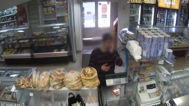 В Воронеже дерзкий грабитель попытался убежать с продуктами из магазина смотреть онлайн