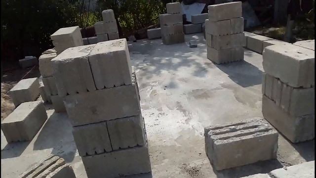 Привезли шлакоблок ,у мамы в огороде...