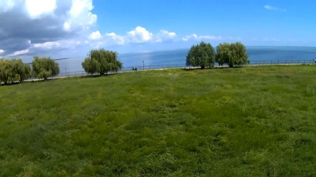 Низкий полёт на дрончике возле набережной. смотреть онлайн