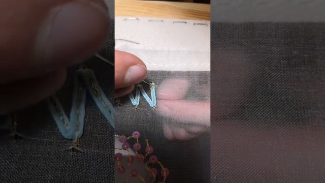 Сутаж крючком, лапша пайетками и бисером / Обучение вышивке люневильским крючком смотреть онлайн