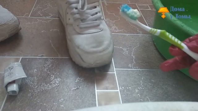 Ещё один способ постирать/почистить белые кроссовки. На этот раз зубной пастой смотреть онлайн