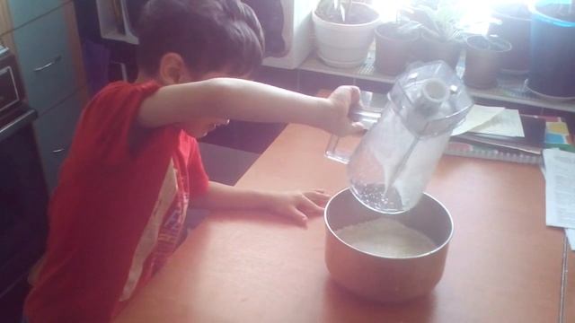 Полезные блинчики из овсянки с протеином. Дети на кухне готовят. смотреть онлайн