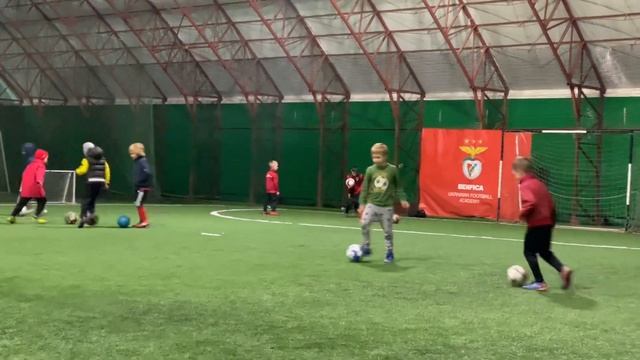 На тренировке маленькие футболисты смотреть онлайн