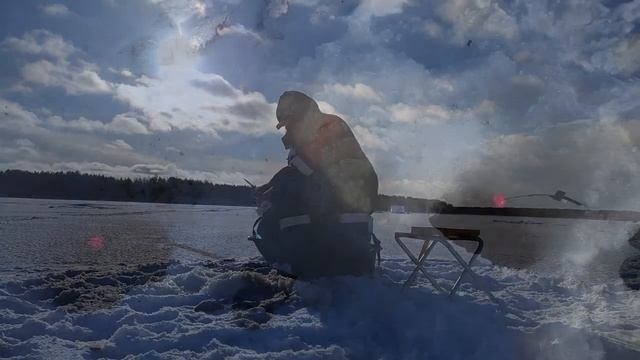 Зимняя рыбалка в Ленинградской обл.2022. Уже лучше, лучше. Уха на костре. смотреть онлайн