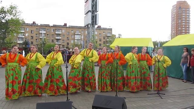 Образцовый ансамбль народной песни "Маков цвет" - Сапожки русские смотреть онлайн