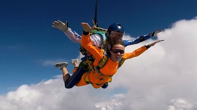 Первый прыжок с инструктором в СПб, высота прыжка — 4000 метров! смотреть онлайн