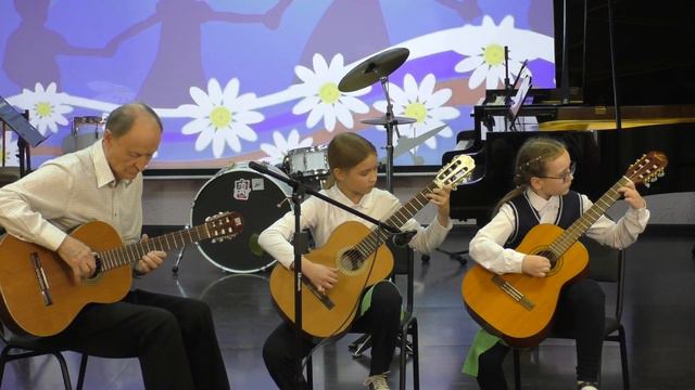 Полина Слепцова, Александра Абрамова, Дарья Мануйлова и В.А.Мануйлов