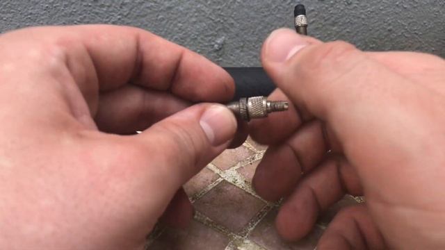 How does a Dunlop valve works bicycle woods valve instructions and how to inflate an English valve смотреть онлайн