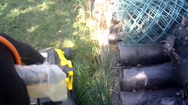 Работа во дворе электрокосилкой Hüter