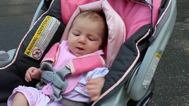 Caroline in her stroller in Indy (july 8, 2011) смотреть онлайн