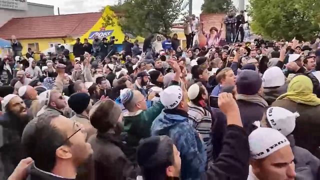 Евреи  танцуют  в Умани(Украина)?