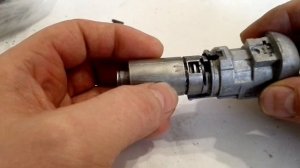 Как поменять старую на новую личинку замка водительской двери Cayenne [Кайен] & Touareg [Туарег]?