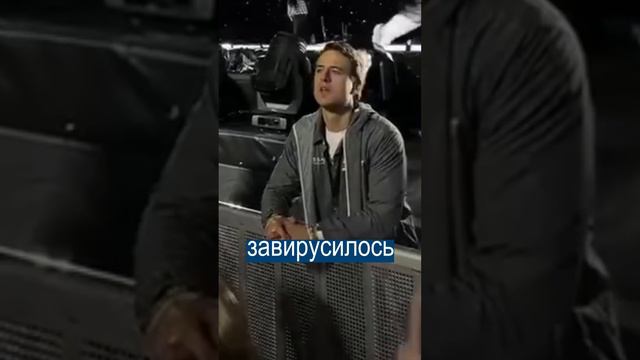 Простоял весь концерт спиной, лишь бы услышать кумира смотреть онлайн