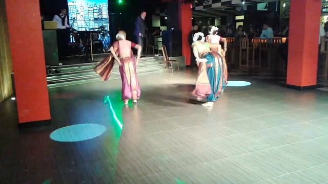 Девчонки жгут индийский танец под русскую песню :-