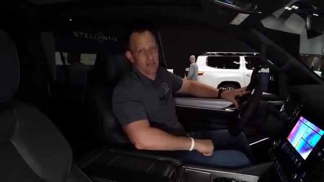 Is the 2023 Jeep Wagoneer L twin-turbo a better SUV than a Chevy Suburban RST? смотреть онлайн