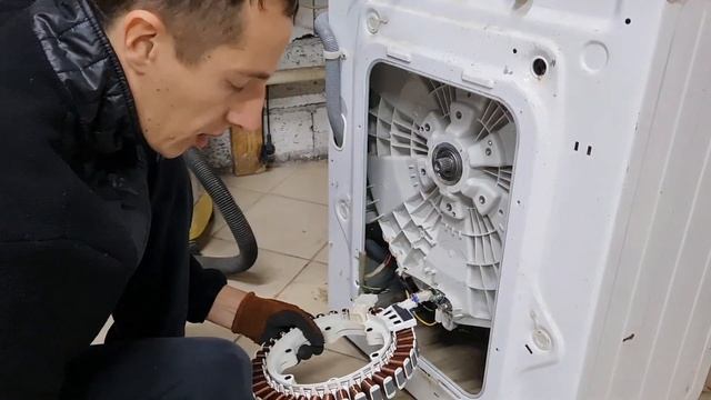 Дёргается барабан, выдаёт ошибку LE! Не отжимае стиральная машина LG! смотреть онлайн