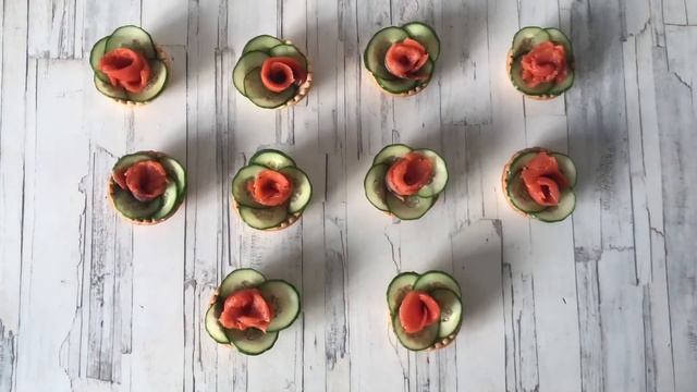 КАК ПРИГОТОВИТЬ ТАРТАЛЕТКИ С ТВОРОЖНЫМ СЫРОМ ОГУРЦОМ И РЫБОЙ? Вкусная закуска на праздничный стол смотреть онлайн