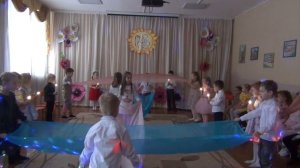 трогательный танец на день матери в детском саду. танец с полотнами