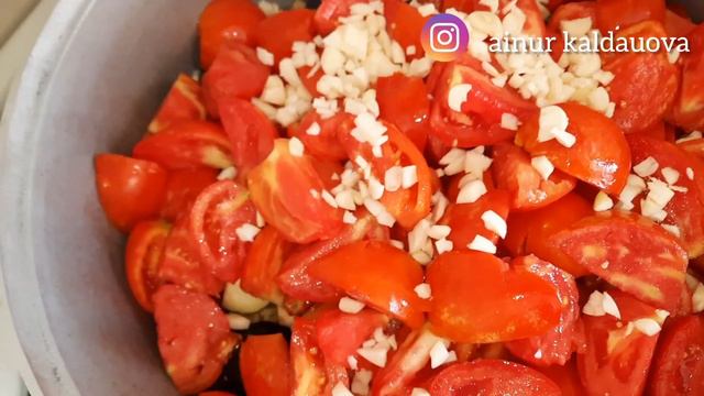 Баклажан салат дәмді баклажан. Вкусный баклажаный салат. смотреть онлайн