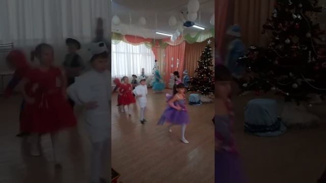 Супертанец! Выход на новогодний утренник! Старшая группа смотреть онлайн