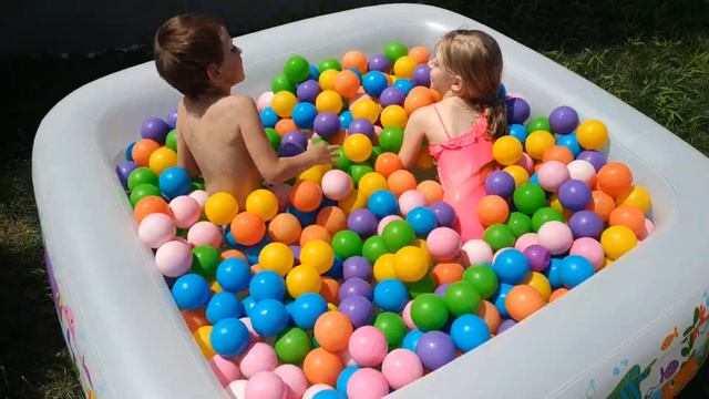 Целая куча сюрпризов в бассейне с шариками - шарики Вкуся и медведь - купаются в бассейне челлендж смотреть онлайн