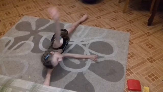 Соня гимнастика.учимся делать колесо))))начинаем с разминки!!!!! смотреть онлайн