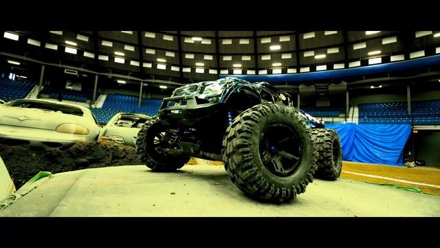 RC vs. Full-Size Monster Truck!! | Traxxas X-Maxx смотреть онлайн