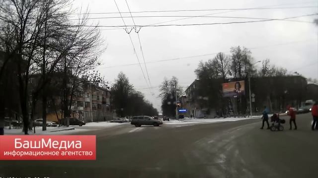 В Уфе водитель остановил поток автомобилей, чтобы перевести пенсионера через оживленный перекресток смотреть онлайн