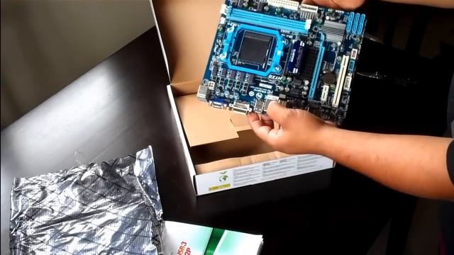 unboxing AMD Phenom II X2 3.3GHz y una targeta madre GIGABYTE GA-78LMT-S2P AM3+ смотреть онлайн
