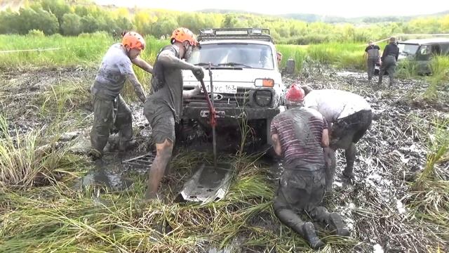 На что способен стандарт в болоте? Кольцевые гонки на приз клуба "OFF-Road Самара" смотреть онлайн