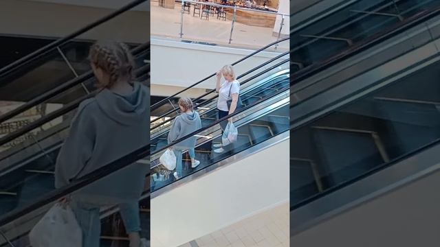 Девушки носите летом платья! Мужчинам это нравится...Стритстайл в Парк Хаусе смотреть онлайн