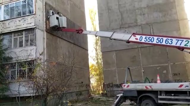 Установка кондиционера на 3 этаже в 6 мкр с помощью автовышки 27 м. вызов автовышки 0550506377 смотреть онлайн