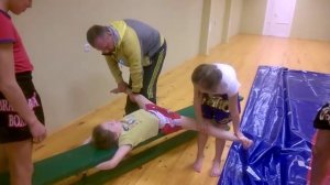 Растяжка на шпагат. Тренер жжот!)))