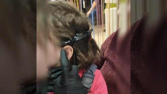 Как проколоть уши ребенку девочке! Где Рядом салон красоты LaFamilia Семейная парикмахерская Бровар