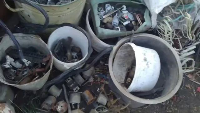 Деревенский парень перебирает медь .Сделанные дела во дворе за неделю. смотреть онлайн