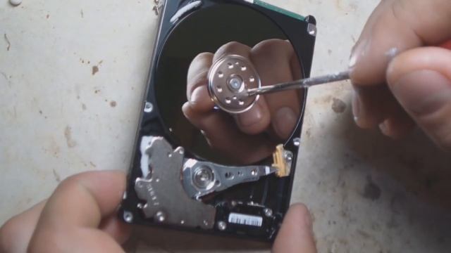 HDD НА 1000 GIG ЗАКЛИНИЛО , РАСКЛИНИВАЕМ ЕГО смотреть онлайн