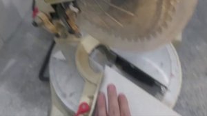 Как запилить плинтус под любым углом на торцовке.