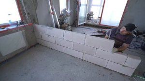 Возведение межкомнатных перегородок из блоков.