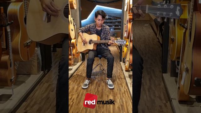Mencoba Gitar Cowboy GWC240NA di Red Musik Bali смотреть онлайн