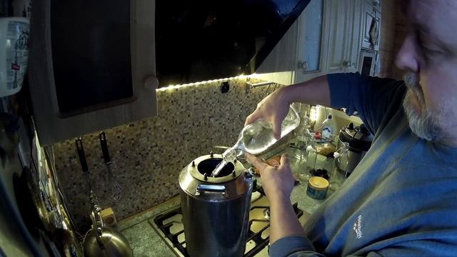 Быстро вылить жидкость из бутылки смотреть онлайн