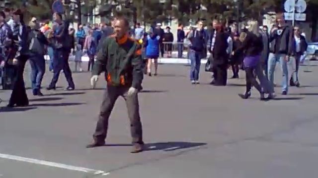 Благовещенск, 09.05.2012 Бомж танцует на площади смотреть онлайн