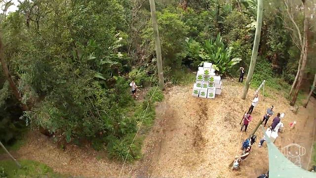Fitzy and Wippa's real-life Angry Birds game смотреть онлайн