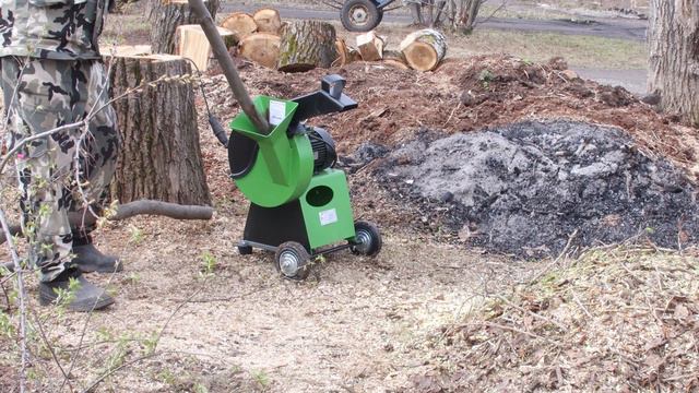 Работа садового измельчителя «Дровосек» МР300С смотреть онлайн