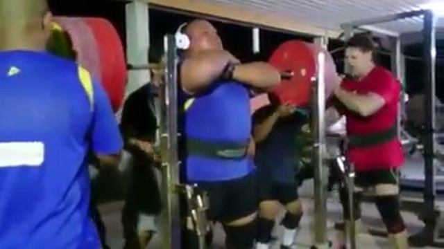 Джеза Уэпа, приседания со штангой на груди в наколенниках - 360 кг! смотреть онлайн