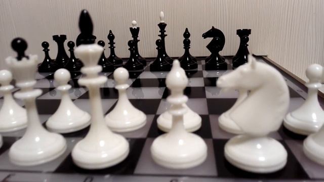 antique-soviet-chess-set-with-chessboard смотреть онлайн