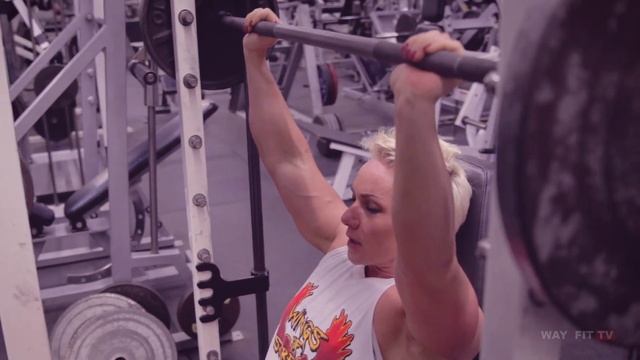 Watch How Natasha Gairy Blasts Her Chest and Shoulders! смотреть онлайн